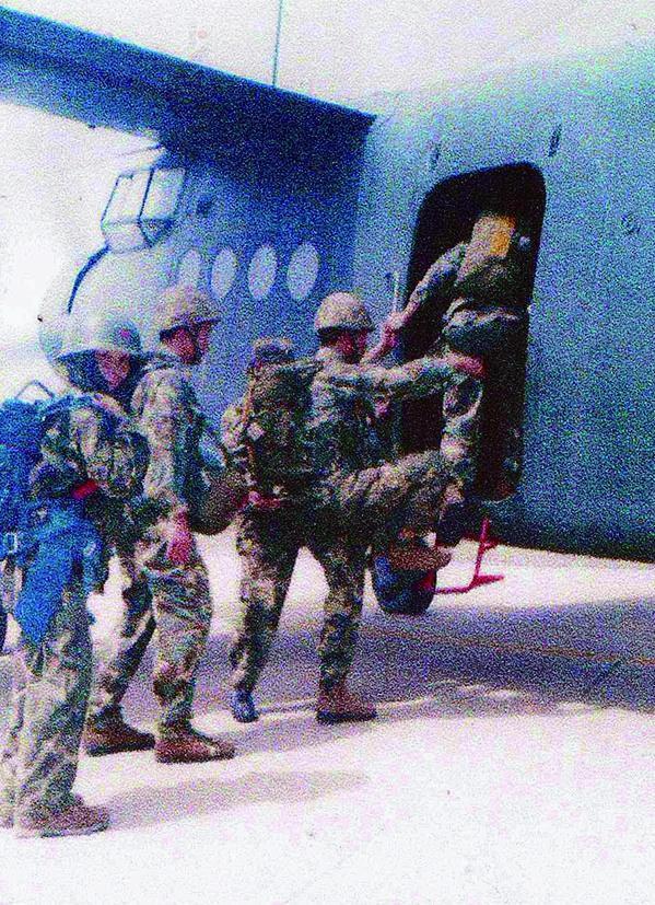 中国首位女伞兵捐千万积蓄 China's first female paratrooper donates ￥10 million to hometown