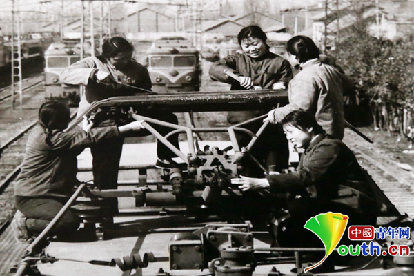 3 Female Drivers of China's 1st-ever Elective Locomotives Share Memories