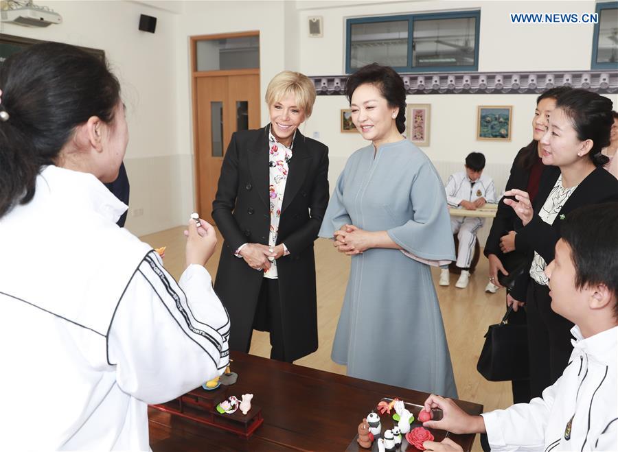 (CIIE)CHINA-SHANGHAI-PENG LIYUAN-FRENCH FIRST LADY-MIDDLE SCHOOL-VISIT (CN)