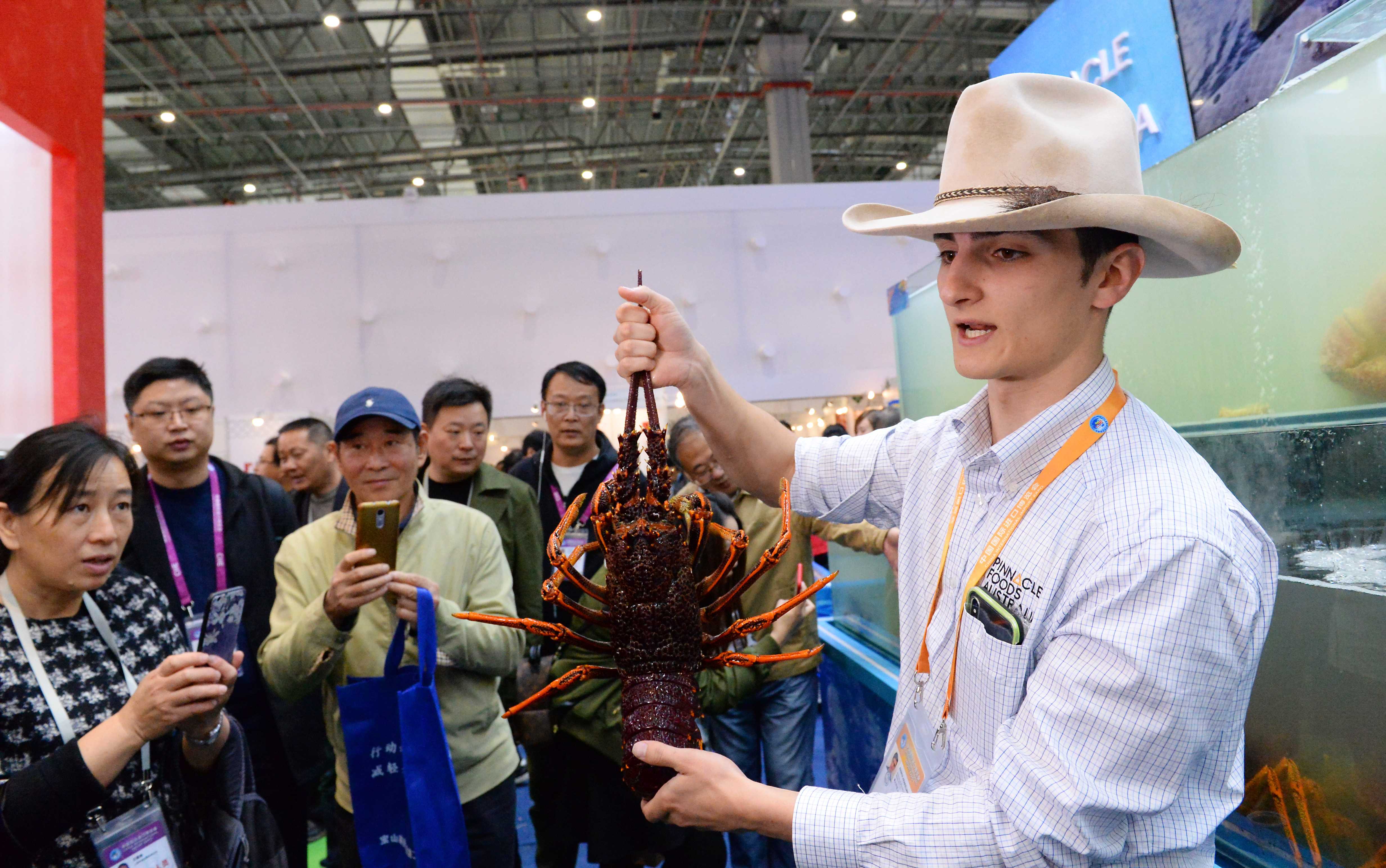 File Photo: An exhibitor from Australia introduces lobsters to visitors at the first China International Import Expo (CIIE) in Shanghai, east China, Nov. 10, 2018. (Xinhua/Wang Siwei)