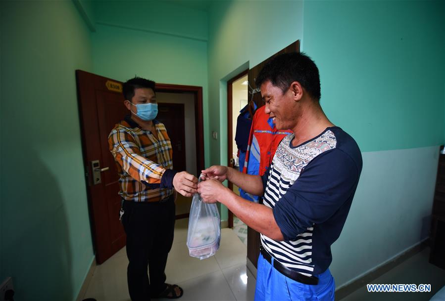 CHINA-HAINAN-SANITATION WORKER-CORONAVIRUS-PREVENTION MEASURES (CN)