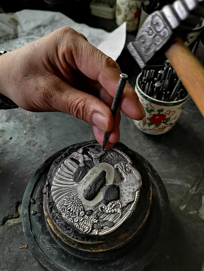 Hangzhou artisan still hammering away at ancient metal trade