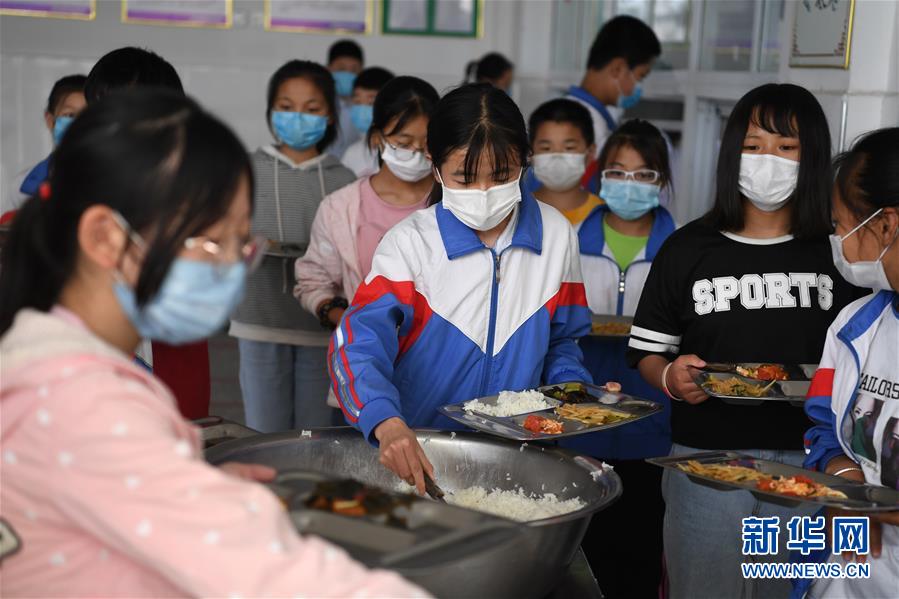 (脱贫攻坚·图片故事)(9)大山女孩:梦想不曾“弯腰”