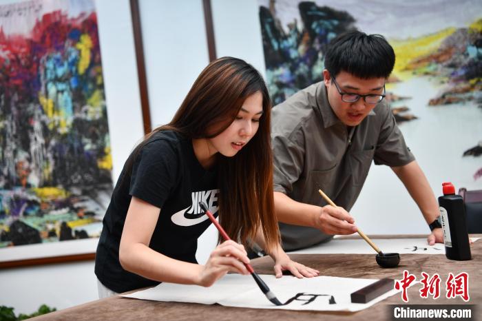 邓薏琳参加成都体育学院学生会活动，学习中国文化。 张浪 摄