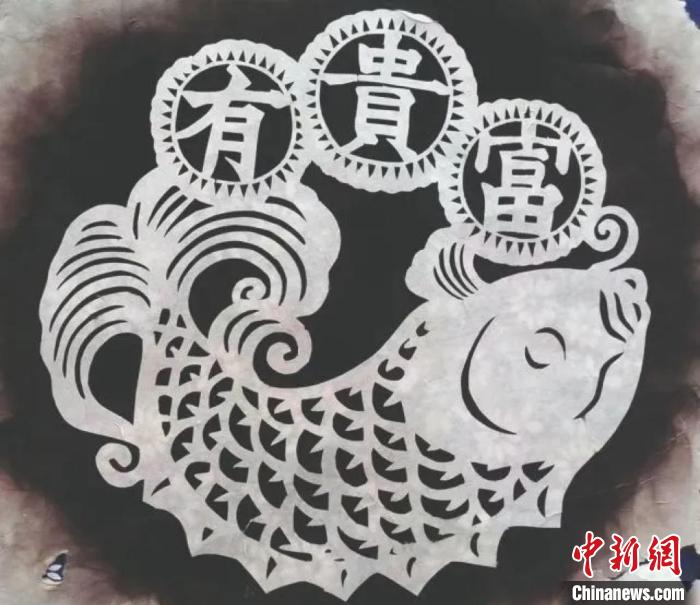 李淑英制作的熏画。 于晶 摄