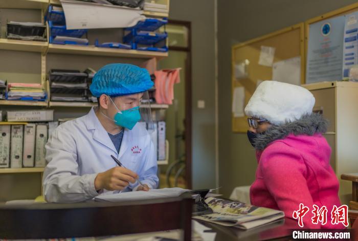 周锐(左一)在出诊。 福建医科大学孟超肝胆医院供图