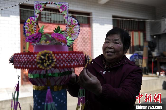 图为王蒲芳为院内挂上花灯。 高铖 摄