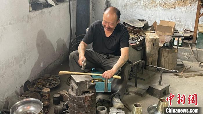 手工匠人们正在赶制一批铜器。 杨静 摄