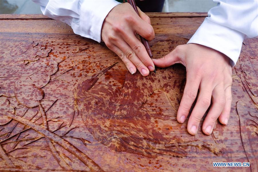 Craftsmen demonstrate skills of making wooden crafts in east China's Zhejiang