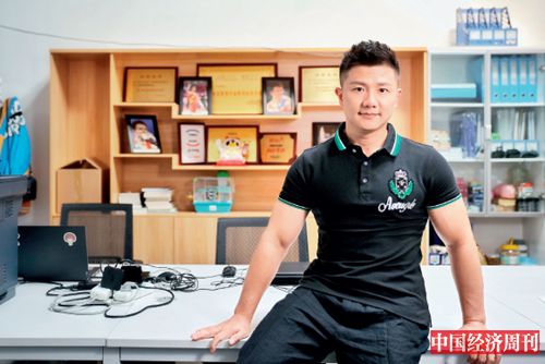 37 2018 年，陈一冰还以合伙人身份成为泳坛名将傅园慧创办的趣游泳的股东。“我的目标是希望成为下一个李宁，他是从运动员到体育人的榜样。”</p><p>2018年，陈一冰还以合伙人身份成为泳坛名将傅园慧创办的趣游泳的股东。“我的目标是希望成为下一个李宁，他是从运动员到体育人的榜样。”（《中国经济周刊》首席摄影记者 肖翊 摄）</p><p>不知不觉，2008年夏天那场“无与伦比”的奥运会已经过去了10年。但直到今天，北京奥运那些激动人心的时刻犹在眼前：“大脚印”焰火一步步迈向鸟巢、姚明拉着地震小英雄亮相、“北京欢迎你”的歌声、“体操王子李宁”飞天点燃火炬、五星红旗51次升起……</p><p>10年后，你我尚且难掩激动，更何况当年那些深度参与者。</p><p>陈一冰就是其中之一。在2008年北京奥运会上，陈一冰获得了体操男子团体项目和体操男子吊环项目两块金牌。“我觉得自己特别幸运，一个运动员在运动生涯当中，能够赶上一场家门口的奥运会，已经非常难得了，还能在此达到运动生涯的巅峰，就更加难得了。”陈一冰告诉《中国经济周刊》记者。</p><p>但北京奥运的意义和价值不仅仅是多少块金牌，而是它激发了全民对体育的热情和热爱。陈一冰坦承，北京奥运会改变了他的人生，他希望借助体育的力量，去改变更多人的生活。“竞技体育不是体育的全部，中国在竞技体育达到一定高度之后，一定会向全民体育发展。最终，体育成为一种文化。”</p><p><strong>奥运冠军的庆祝：吃根冰棍</strong></p><p>回忆10年前的荣耀时刻，陈一冰很平静，但几乎每个细节都记忆犹新。“当时压力真的特别大。因为这是家门口的奥运会，体操又是重点夺金项目，而我自己的吊环又是被体操队寄予厚望的项目。”他说。</p><p>即使做了充分准备，也拥有夺金实力，但是，“万一出现万一怎么办？”在决赛前一天晚上陈一冰还是忍不住胡思乱想。“想一想都手脚发麻。但是，好在第二天上场的时候，心态调整得还不错。紧张是肯定的，但要调整好紧张的程度，适度紧张才会兴奋，太紧张会控制不了动作。”陈一冰说。</p><p>2008年8月12日，陈一冰和队友们一起获得了男子体操的团体金牌。“因为后面还有比赛，所以大家虽然挺高兴的，但也只是象征性地在运动员餐厅多拿了点儿吃的。教练也只是说了一句，别太晚睡了。然后人生中第一块奥运金牌的庆祝活动，就这样结束了。”</p><p>之后，陈一冰就开始全力以赴地准备吊环决赛。最终，他以一套近乎完美的教科书般动作赢得了评委的高分和观众的欢呼，两届世锦赛冠军的“吊环王”陈一冰，终于在北京奥运会上再次封王。</p><p>“我们夺金之后的庆祝方式，可能比大家想象中要简单很多。2008年8月19日，全部比赛终于结束了，我们男团的全部6个人就一起去食堂拿了点冰棍儿，因为平常我们对体重的控制还是非常非常严格的，所以像冰棍儿这种特别容易长肉的，平时是不能吃的。然后我们在奥运村的一个小花园坐下来聊了聊，感慨了一下，很高兴但也没有特别兴奋。”陈一冰回忆说。</p><p><strong>伦敦告别：奥运不只是金牌</strong></p><p>陈一冰1984年出生于天津市河西区，被称为“吊环王”“冰王子”。在2008年北京奥运会之前， “吊环王”的称号就已经在圈内闻名，但是，奥运夺金之后，他才真正有了一夜成名的感觉。</p><p>“虽然之前在各种世界大赛一直蝉联冠军，也拿了不少金牌，但奥运冠军真的不一样，尤其是北京奥运会关注度更高，好像一瞬间就家喻户晓了，出去后会有很多人找你签名，真正被大众所认知，成为一个公众人物。”陈一冰说。</p><p>但是，那样的巅峰时刻却也是陈一冰的迷茫时刻：是退役，还是继续坚持。竞技体育是非常残酷的。2008年后，陈一冰其实已经因为伤病萌生了退役的念头。更重要的是，当时已经快25岁的他，如果再练到4年后的伦敦奥运会，就是29岁了，这对于体操运动员来说，真的是非常“高龄”了。</p><p>但是，北京奥运会之后，体操男队的李小鹏、杨威等3位老将同时退役，如果陈一冰也退役，中国男子体操队出现了青黄不接现象，那体操男队在伦敦奥运会的压力就会非常大。中国体操队总教练黄玉斌找到陈一冰，希望他担任国家男子体操队队长。</p><p>“当时，我是体操队里年龄最大、资历最老的队员，领导希望我能起带头作用。但后面4年，我真的练得很艰辛，年龄大了，伤病恢复也很慢。”陈一冰说。</p><p>最终，陈一冰在伦敦奥运会带领中国体操男队战胜了日本男队卫冕成功，圆满完成了夺金任务。而自己在吊环项目中也获得了银牌。“虽然有点儿遗憾，但也算对得起自己的努力和队里的培养。”陈一冰说。</p><p>2013年，中国男子体操队前队长、“吊环王”陈一冰，带着运动生涯中获得的107枚金牌，其中包括26枚世界级大赛金牌，宣布退役，告别了自己奋斗了25年的赛场。“虽然告别了运动员的身份，但我永远都是体育人。”</p><p>2016年的里约奥运会，作为观众的陈一冰非常兴奋，尤其是看到傅园慧这样的运动员受到了大众的喜爱。</p><p>“中国经济发展更高速了，我们能举办奥运会，各方面条件都好了，运动员的保障更完善，训练条件和方法更先进，我们的竞技体育水平达到顶峰，我们不再需要用金牌去证明什么，不再唯金牌论，人们对奥运的理解也回归到了体育本质。”陈一冰说。</p><p>他非常“羡慕”新一代的运动员。“傅园慧事件是一个特别明显的转变，整个社会对竞技体育的心态和对运动员的认知都不一样了。傅园慧可以在赛后说，我已尽全力了。而老百姓也特别能接受。现在的运动员可以更加个性化。”他说。</p><p><strong>创业：不做教练 培训教练</strong></p><p>退役后，陈一冰先是到天津体操中心做管理工作，担任天津市体操中心副主任和天津市体育运动学校副校长，他还因此成为天津市有史以来最年轻的正处级干部。但是，一年后，陈一冰毅然选择了离开体制，走上了创业这条比较艰难的路。</p><p>“运动员退役之后应该去做什么？留在国家队当教练？到地方做管理干部？我不喜欢那种一眼就能看到退休那一天的工作。其实，我一直对商业感兴趣，创业这件事情是早就想好的。”陈一冰说。</p><p>2014年10月，《国务院关于加快发展体育产业促进体育消费的若干意见》发布，体育产业被作为绿色产业、朝阳产业上升为国家战略，将予以重点培育扶持。</p><p>“当时看到这个消息的一瞬间就像被击中了一样，我一直非常看好全民体育，因为它要比竞技体育空间更大，如果全民对体育认知还不好的话，竞技体育再好也没有意义。所以，我决定去创业。”陈一冰说。</p><p>2015年，陈一冰创办了型动体育，专注体育人才培训和资格认证，并利用互联网技术搭建和运营体育从业人员服务平台。他透露，型动体育于2015年获得数千万人民币融资，目前估值达到5亿元，并已经实现了盈利。</p><p>之所以选择做人才培训，是因为陈一冰发现，很多中国人对体育的认知就是竞技体育，但是在欧美，很多人都喜欢体育，每个人都会非常熟悉一两个项目，能看懂、会参与。“中国在竞技体育达到顶峰开始转向全民体育的时候，谁来带动全民去参与体育运动？全民体育链条上最缺乏的就是专业的运动教练和运动领袖。培训、培养和服务这些人，才能推动全民体育的蓬勃发展，这个工作一定需要有人去做。”他说。</p><p>陈一冰坦承，这件事的初心是为了一种情怀。很多现在从事健身教练和运动教练的人，都是退役运动员或者退伍军人。他们很小就开始体育训练，退役或者退伍后大多只能接受强制分配的工作，但他们往往很难适应，因为发挥不了特长，缺乏成就感和信心。陈一冰希望做一些事情，改变他们的现状。</p><p>“并不是所有游泳运动员都能游成孙杨，但是他可能也同样是游了十几年，这些经历和经验肯定是有价值的，是可以用来去服务大众，并帮助自身就业的。”陈一冰说。</p><p>变成“陈总”的经历并非一帆风顺。“一开始是抱着一个情怀，但是在实际的运作过程中，还是需要在商言商，要盈利，这个很不易，会经常被人误解。”不过，陈一冰认为，创业者和运动员很像，都要不断创新，不断试错，不断克服未知和困难，做不好就从头再来，没什么大不了的。</p><p><strong>下一个李宁？</strong></p><p>2018年，陈一冰还以合伙人的身份成为傅园慧创办的趣游泳的股东，趣游泳在今年下半年会登陆新三板。“我的目标是希望成为下一个李宁，他是从运动员到体育人的榜样。”</p><p>其实，陈一冰和李宁颇有渊源，李宁在1984年获得了奥运会的吊环金牌，而陈一冰是那一年出生的，时隔24年，陈一冰又拿到了第二块吊环奥运金牌。</p><p>“李宁哥在竞技上的成绩最好，转型也是最成功的。我从小练体操，李宁哥那时候就是我们的偶像，而且从小也穿李宁牌的服装。当看到李宁点燃奥运火炬的时候，真的非常兴奋，因为这既是运动员的骄傲，也是体操人的骄傲。”</p><p>陈一冰说，自己非常感谢李宁，也包括姚明、李娜、大杨扬等转型非常成功的运动员们，“他们让大家看到了退役运动员的可能性，不是只能当教练。”</p><p>在陈一冰看来，改革开放40年，自己赶上了中国快速发展的好时代，几乎每一天都能看到世界在变化、在进步，每天都有新鲜事在发生。</p><p>“创业是需要时代和时机的。李宁的年代中国制造业在崛起，他抓住了那个时代的机会，勇敢地做了转型。而现在中国，最好的产业就是互联网产业，互联网是一个非常好的工具，它会让我们这个时代的创业，实现更快速的发展，并成长为伟大的体育公司。”陈一冰说。</p><p class=