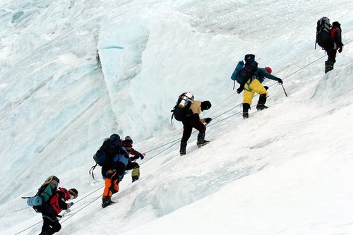 Chinese Mountaineers Who Conquered Mount Qomolangma Chinese Mountaineers Who Conquered Mount Qomolangma