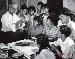 1963: Pan Tianshou instructs his students on traditional Chinese flower-and-bird painting. 