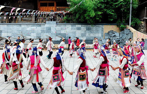 Tongle: Hometown of Lisu's Dwellings, Dancing