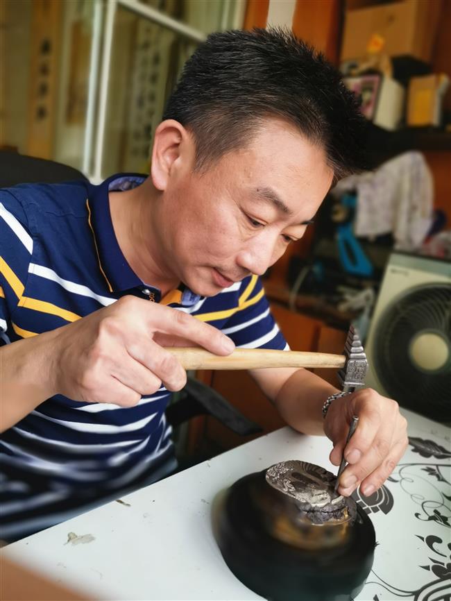 Hangzhou artisan still hammering away at ancient metal trade