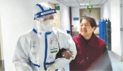 陈奶奶喜欢挎着李新宇的手散步 通讯员刘望 摄