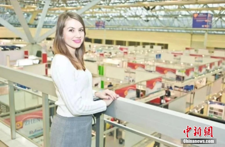 俄速通员工Dilyara在中俄博览会现场。 黑龙江俄速通国际物流有限公司提供 