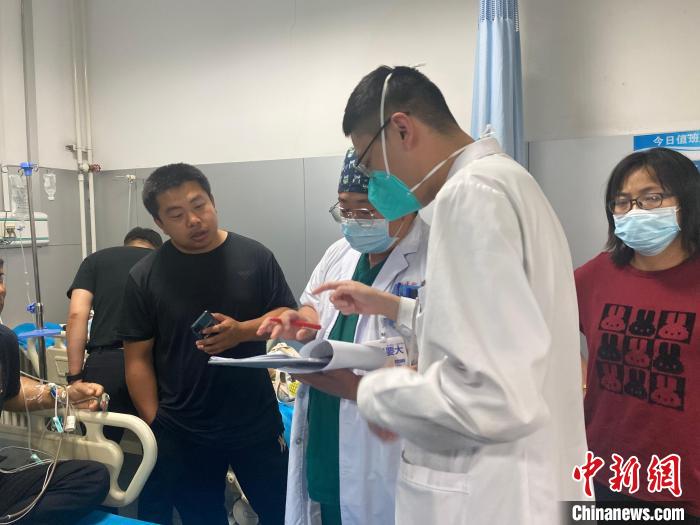 图为高岩捷和同事进行交接班工作。 张玮 摄