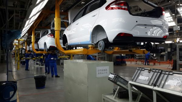 在奇瑞汽车鄂尔多斯分公司,技术工人正在装配轿车