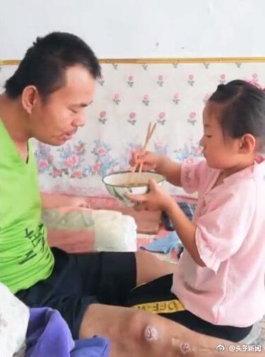 6岁女童照顾父亲成网红 Girl, 6, taking care of paralyzed father goes viral