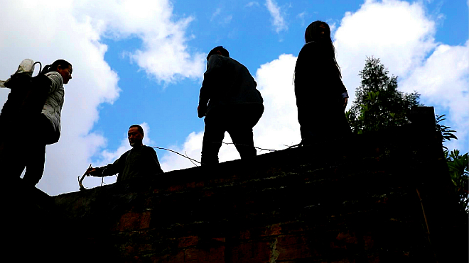 艺术家在一栋老房子的屋顶查看-a