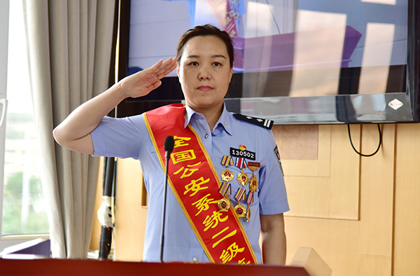 今年6月，因为追逃工作出色，海伟被评为“全国公安系统二级英雄模范”和“人民铁道卫士”。乌鲁木齐铁路公安局 供图